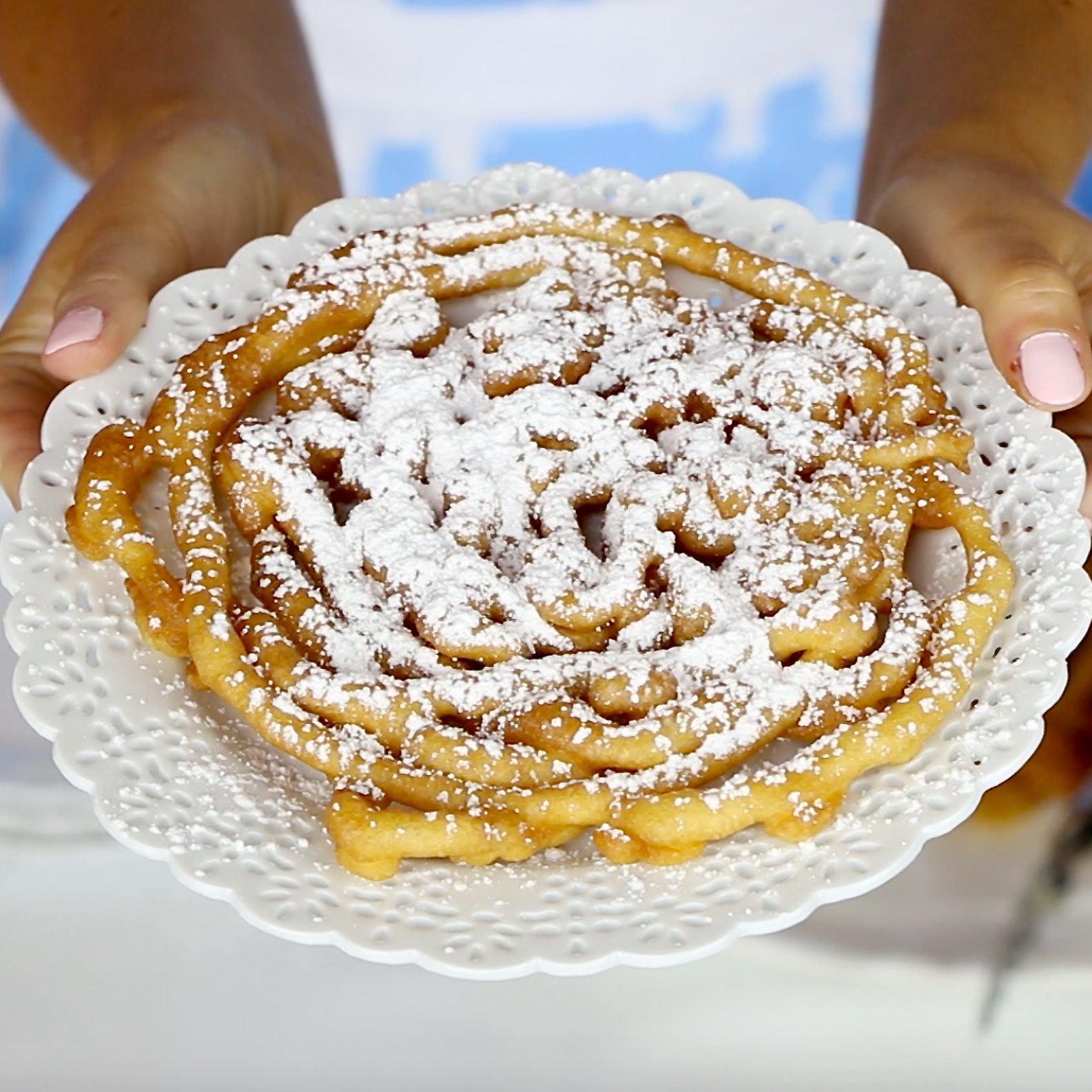 How to Make Funnel Cakes With Pancake Mix